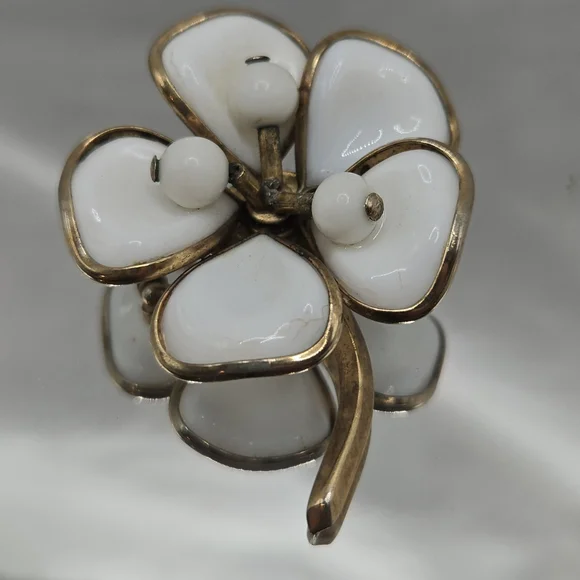 Vintage Trifari Poured Milk Glass Brooch 1950s Signed - Picture 5 of 5